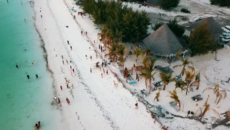 無人機火箭 (straight up and tilt down) 是美國坦桑尼亞的電影,電影沙灘酒吧 (beach bar paradise) 的第一部影片,拍攝於坦桑尼亞南部的桑西巴爾島