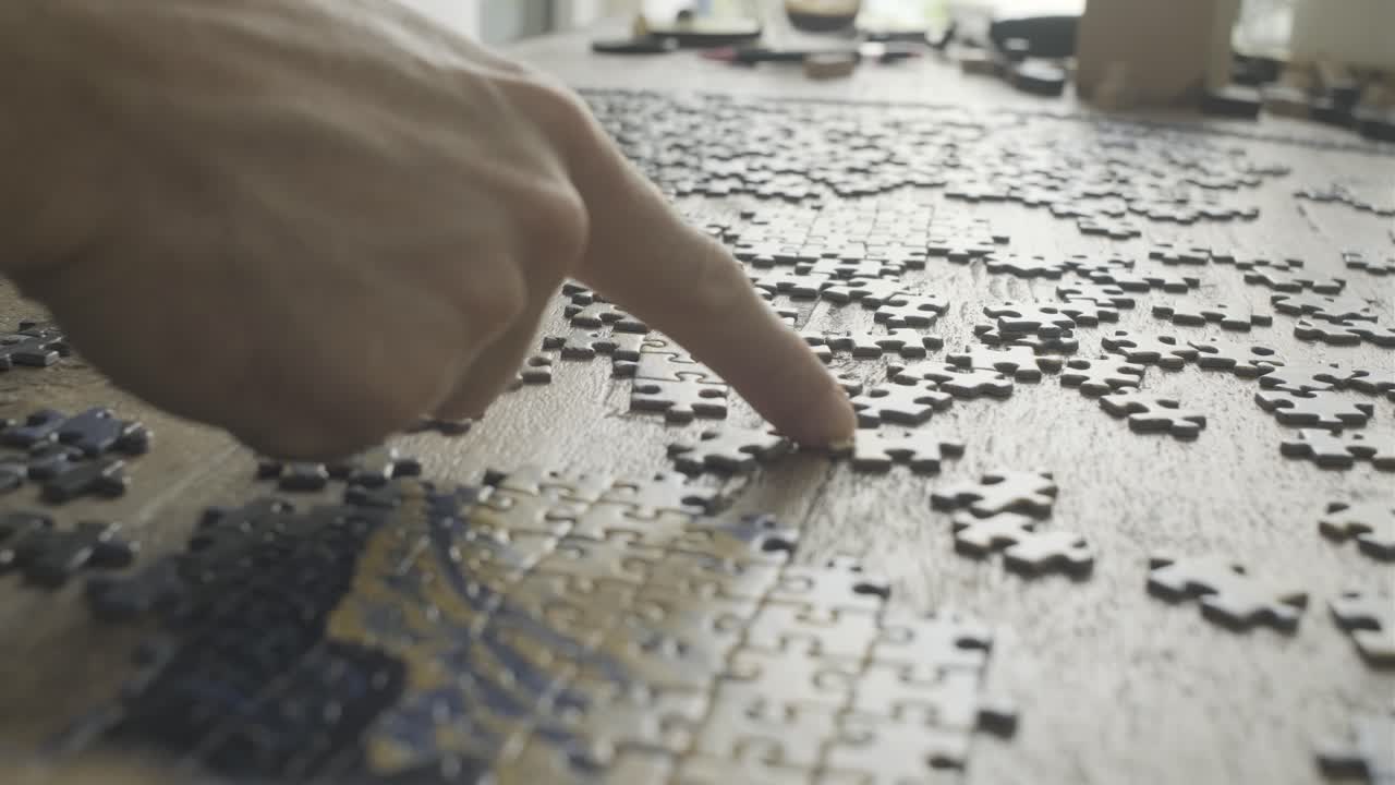 jugando rompecabezas en cuarentena