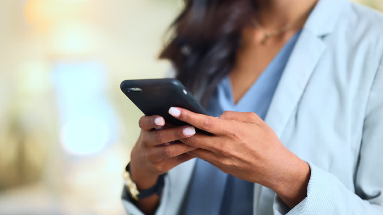 primer plano de una mujer enviando mensajes de texto