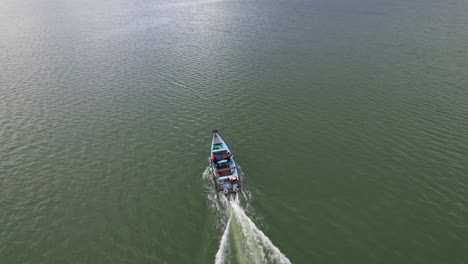 Drohnenaufnahme-Eines-Sich-Im-Meer-Bewegenden-Fischerboots