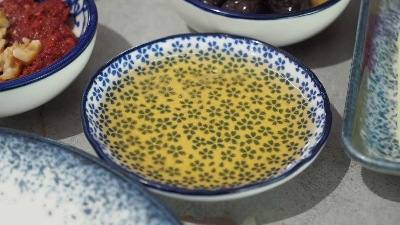 desayuno turco con miel y pan