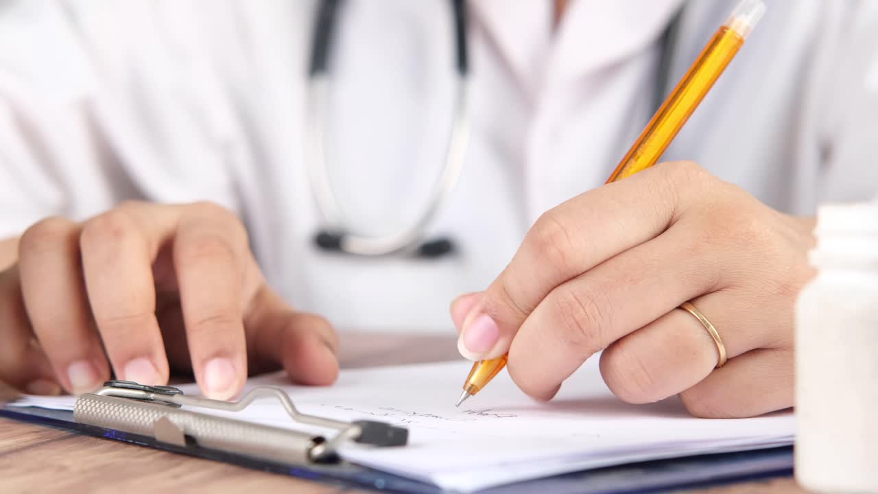 el médico escribe una receta.