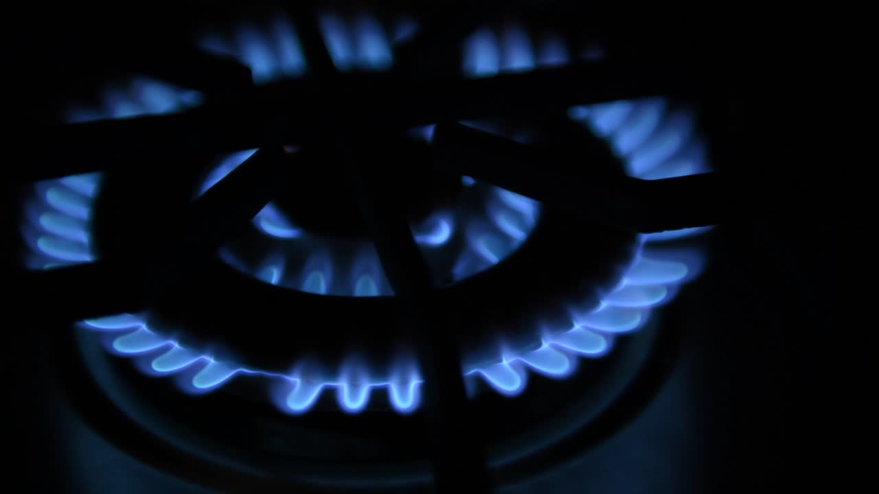 부엌에 있는 버너 스토브의 슬라이드 샷 닫기