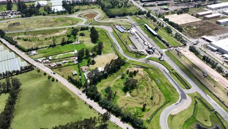 vista aérea de una pista de carreras en colombia