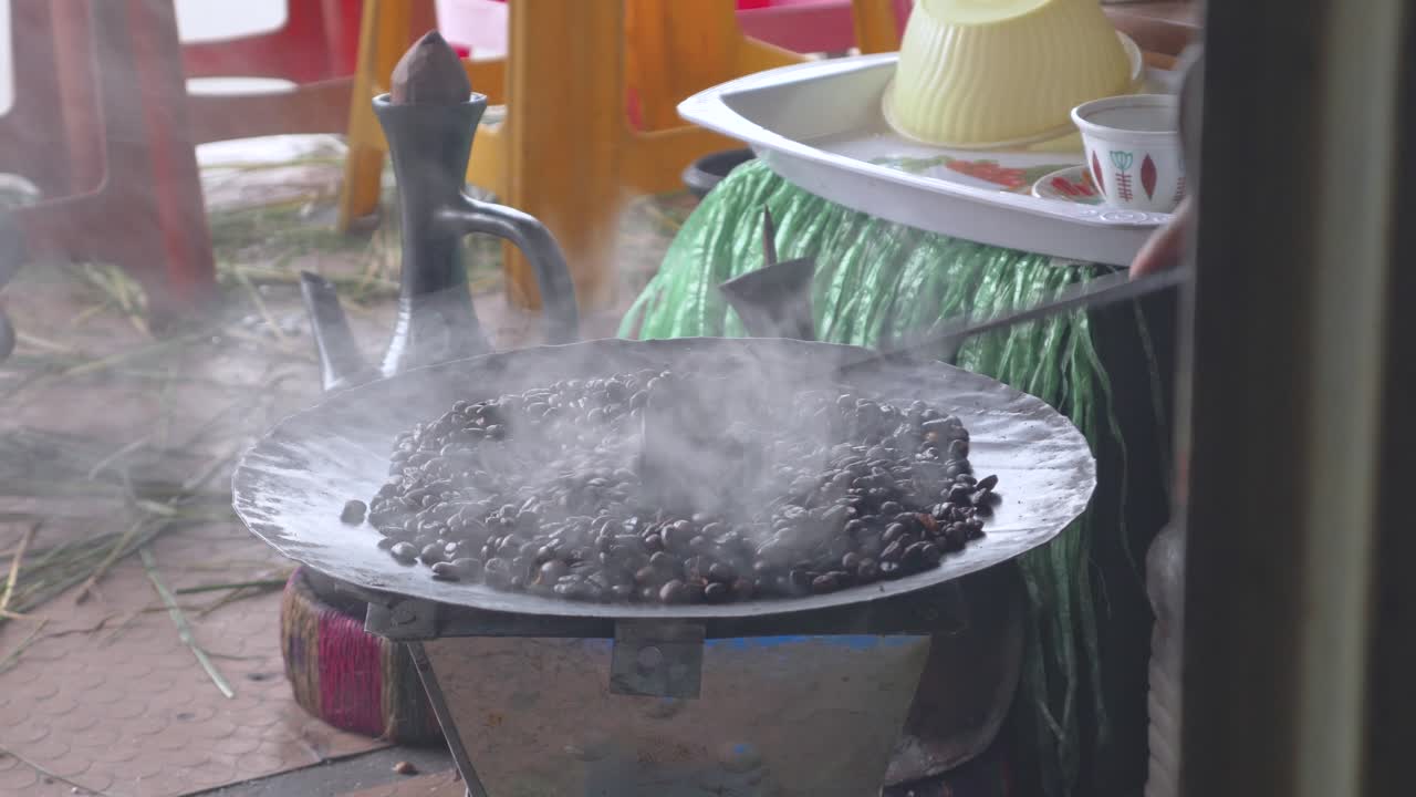 설정 공간과 커피를 마실 수 있는 단순하고 따뜻한 공간을 보여주는 넓은 시야는 에티오피아 어디에서나 전통적입니다.