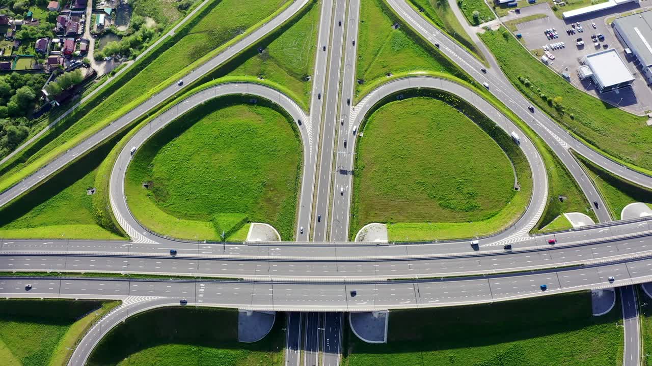 반지대 도로, 교통 흐름의 교차로. 공중 사진. 러시아