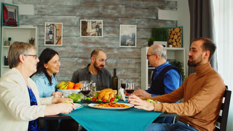 Freunde-Und-Familie-Zusammen-Beim-Abendessen-Im-Gemütlichen-Zuhause