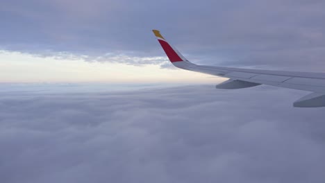 Flugzeugflügel-Fliegt-An-Bewölkten-Tagen-über-Den-Wolken-Mit-Hohen-Und-Niedrigen-Wolken