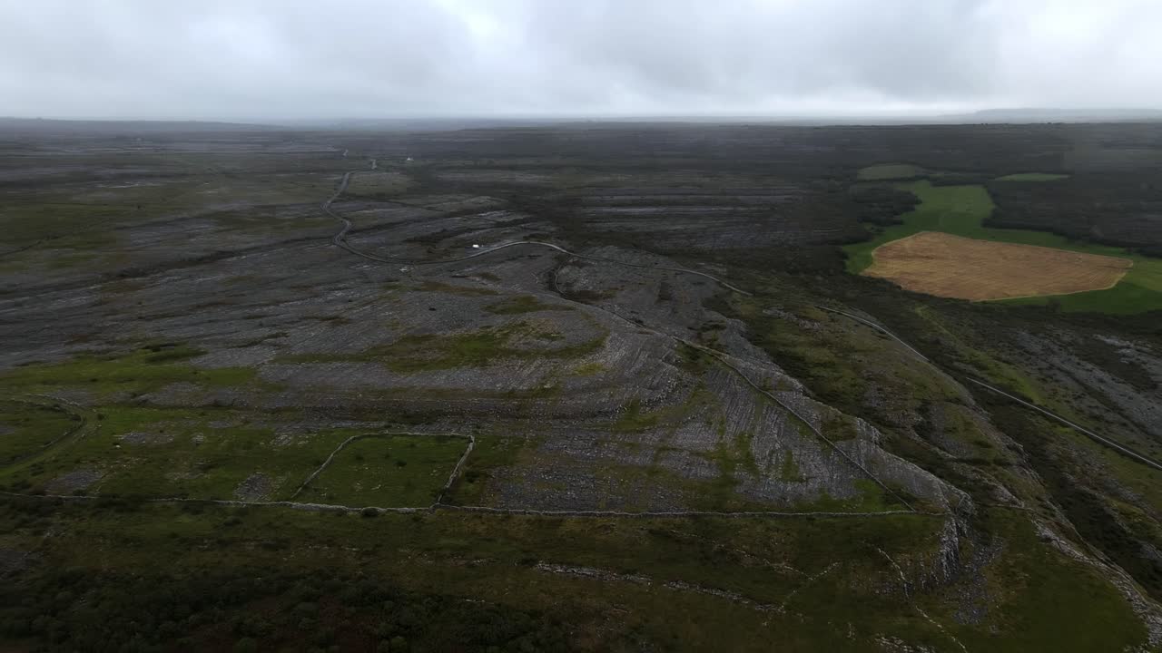 paisaje rocoso único del burren en el condado de clare, irlanda, a lo largo de la salvaje vía atlántica.
