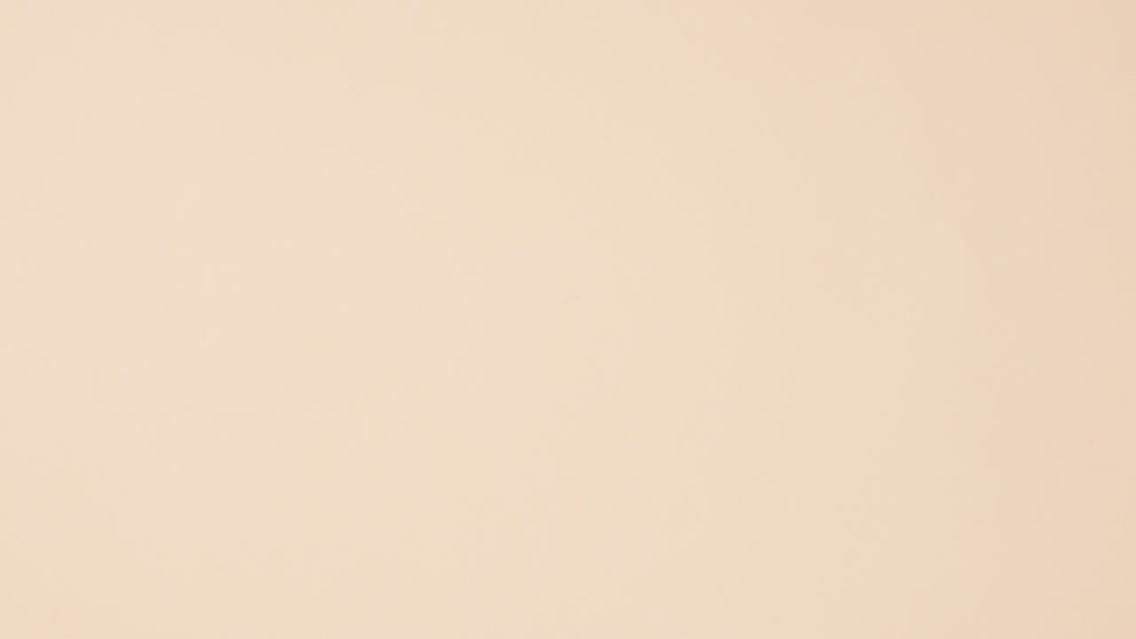 los libros de tapa dura antiguos aparecen en la parte superior del fondo beige.