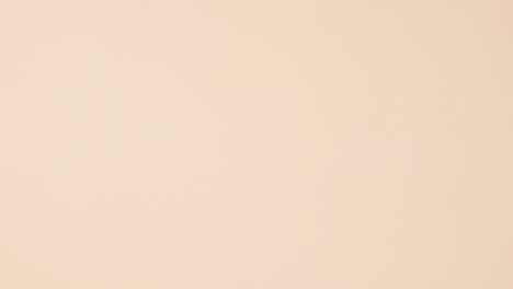 los libros de tapa dura antiguos aparecen en la parte superior del fondo beige.