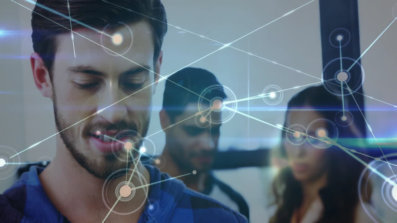 red de conexiones y animación de procesamiento de datos sobre diversas personas en la oficina