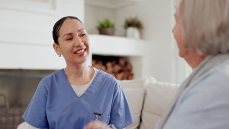 Enfermera-Feliz-Consultando-A-Una-Mujer-Mayor-En-Casa