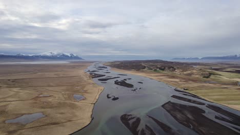 vista aérea de un sistema fluvial glacial divergente en islandia en un paisaje increíble