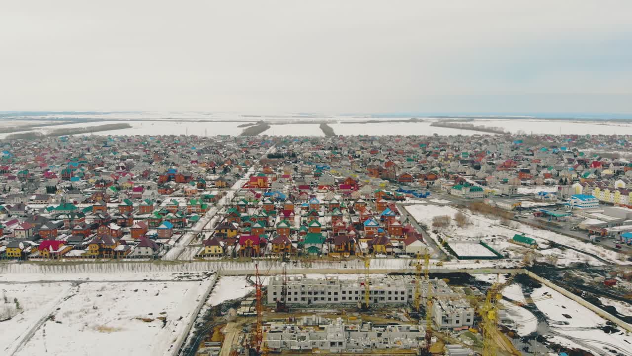 노란색 건설 크레인과 함께 진행 중인 밝은 회색 프로젝트