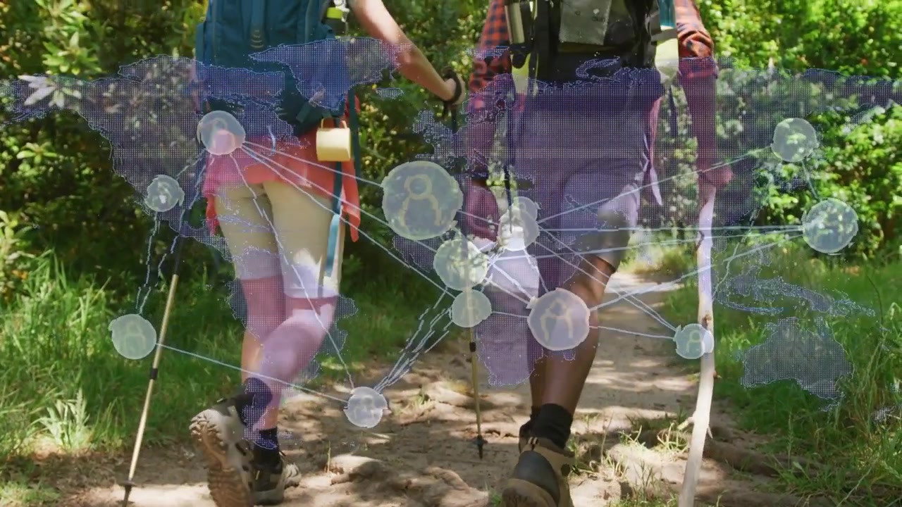 Wandelend stel loopt over een pad met stokken, korte aanraking, camera stijgt, technische overlay over de scène geplaatst.