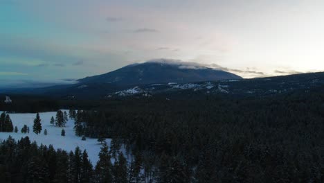 Belleza-Impresionante:-Un-Bosque-Nevado-En-Las-Montañas-Rocosas-Canadienses-Al-Atardecer