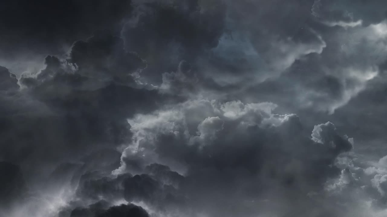aparición de una tormenta dentro de una nube de cumulonimbus, ultra hd