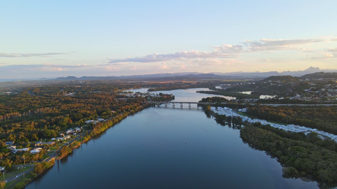 핑갈 헤드(fingal head)의 트위드 강(tweed river)을 가로지르는 태평양 고속도로 m1 도로의 조감도