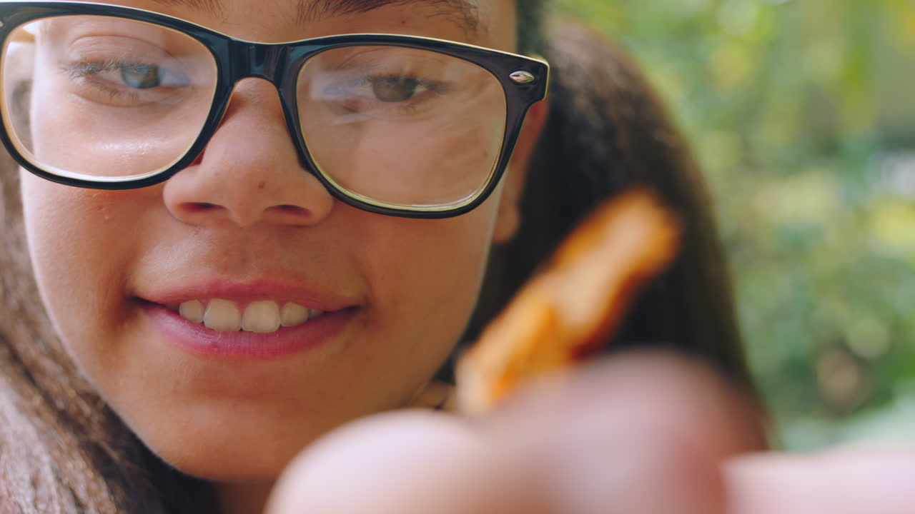 mariposa, feliz y rostro de mujer en la naturaleza