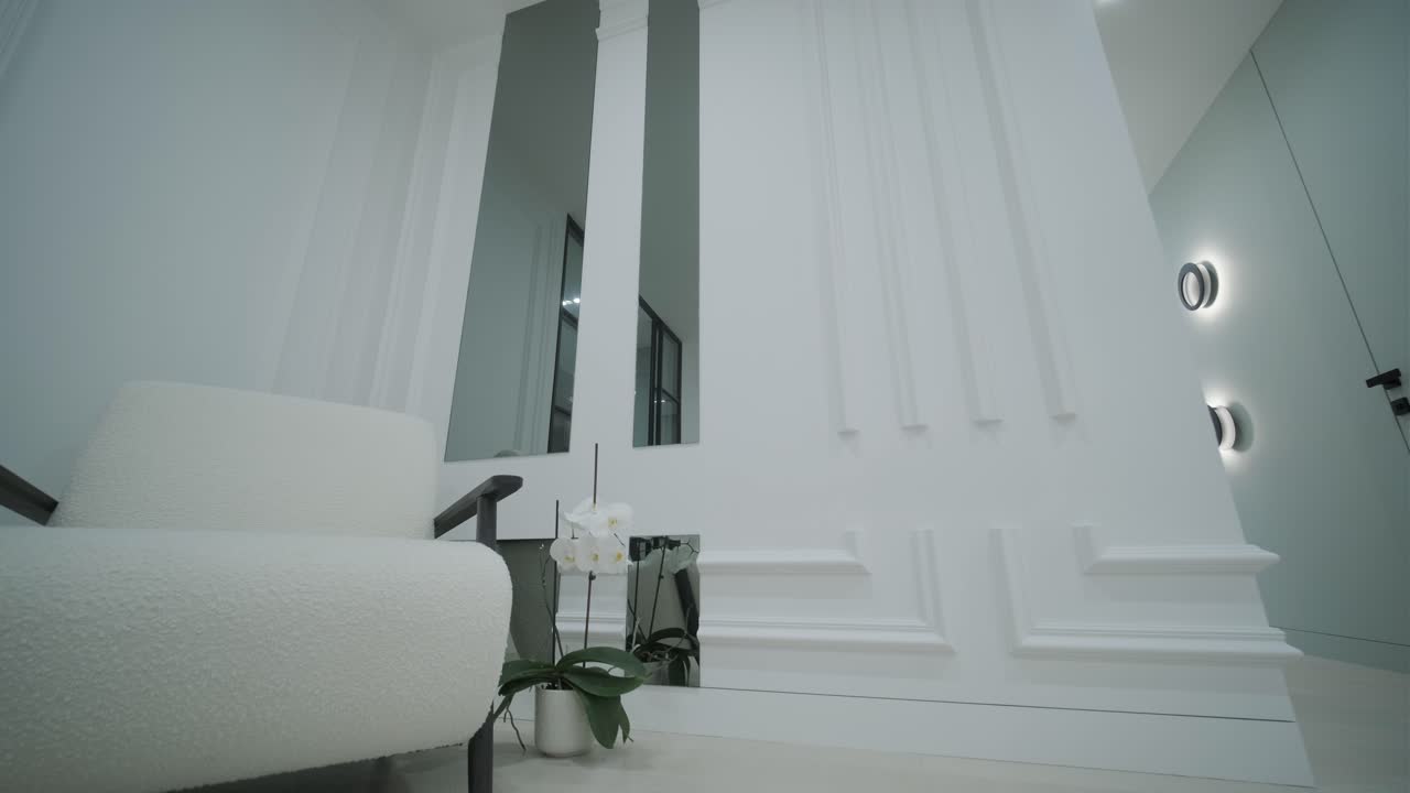 elegante pasillo blanco con elementos de diseño moderno