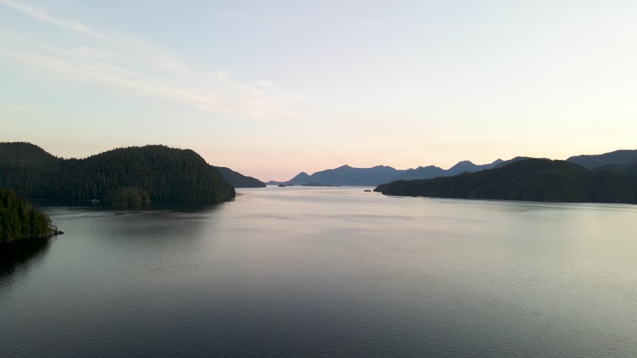 밴쿠버 섬, 브리티시 컬럼비아의 아름다운 자연 풍경 - 복사 공간이 있는 공중 드론 보기