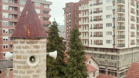 Altes-Minarett-Der-Moschee-Gegen-Das-Stadtbild-Tagsüber-In-Novi-Pazar,-Serbien