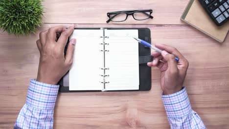 persona que escribe en un cuaderno