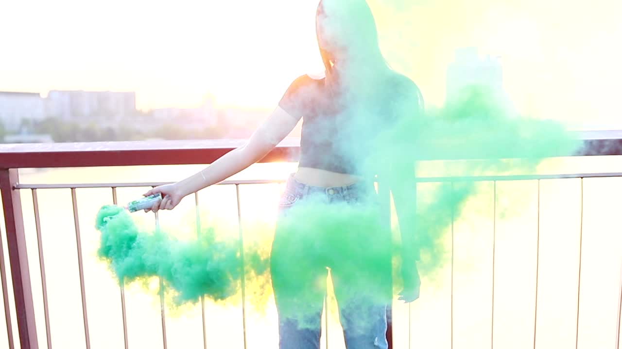 여성이 비상 신호를 발사합니다. 연기 폭탄을 가진 스터 소녀