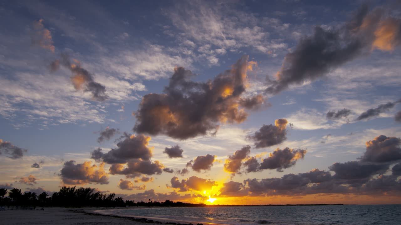 el amanecer tropical, las olas del océano en una playa de arena de lujo.