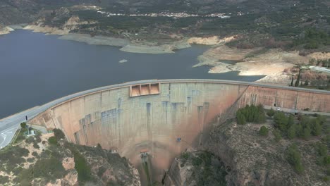 el vertedero de la presa
