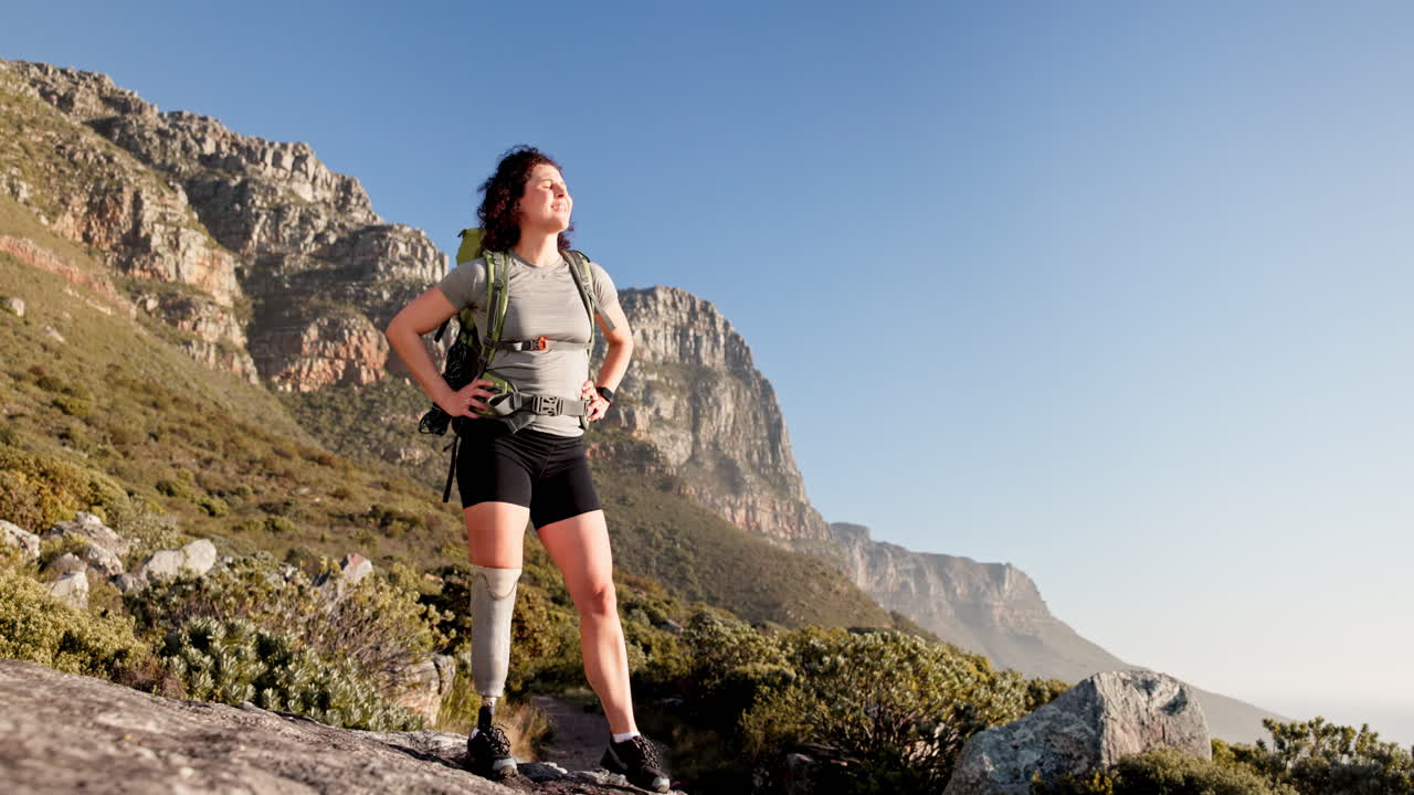장애인 여성이 산을 산책하고 있습니다.