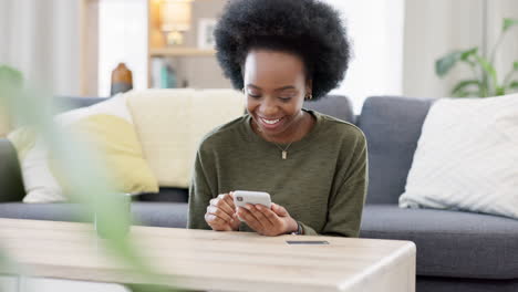 Mujer-Negra-Emocionada-Chateando-En-La-Aplicación-De-Citas-Usando