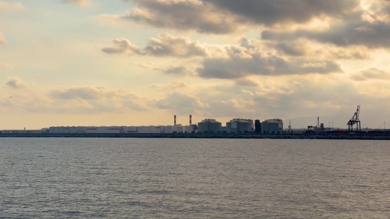 закат в порту барселоны, горизонт посадки самолета