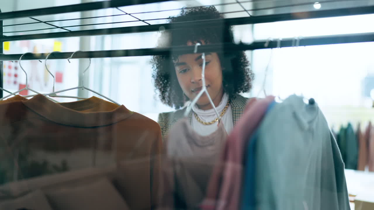 Ricerca, scelta e moda con donna in ufficio