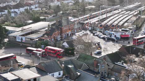 el depósito de trenes en la estación de chingford, al este de londres, reino unido.