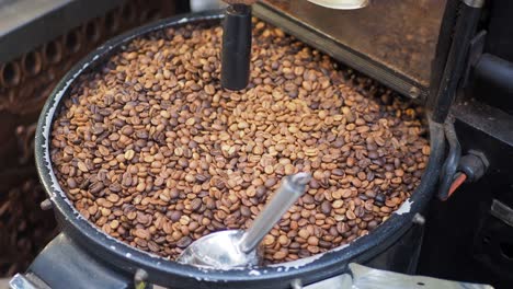 granos de café tostados en una tostadora de café