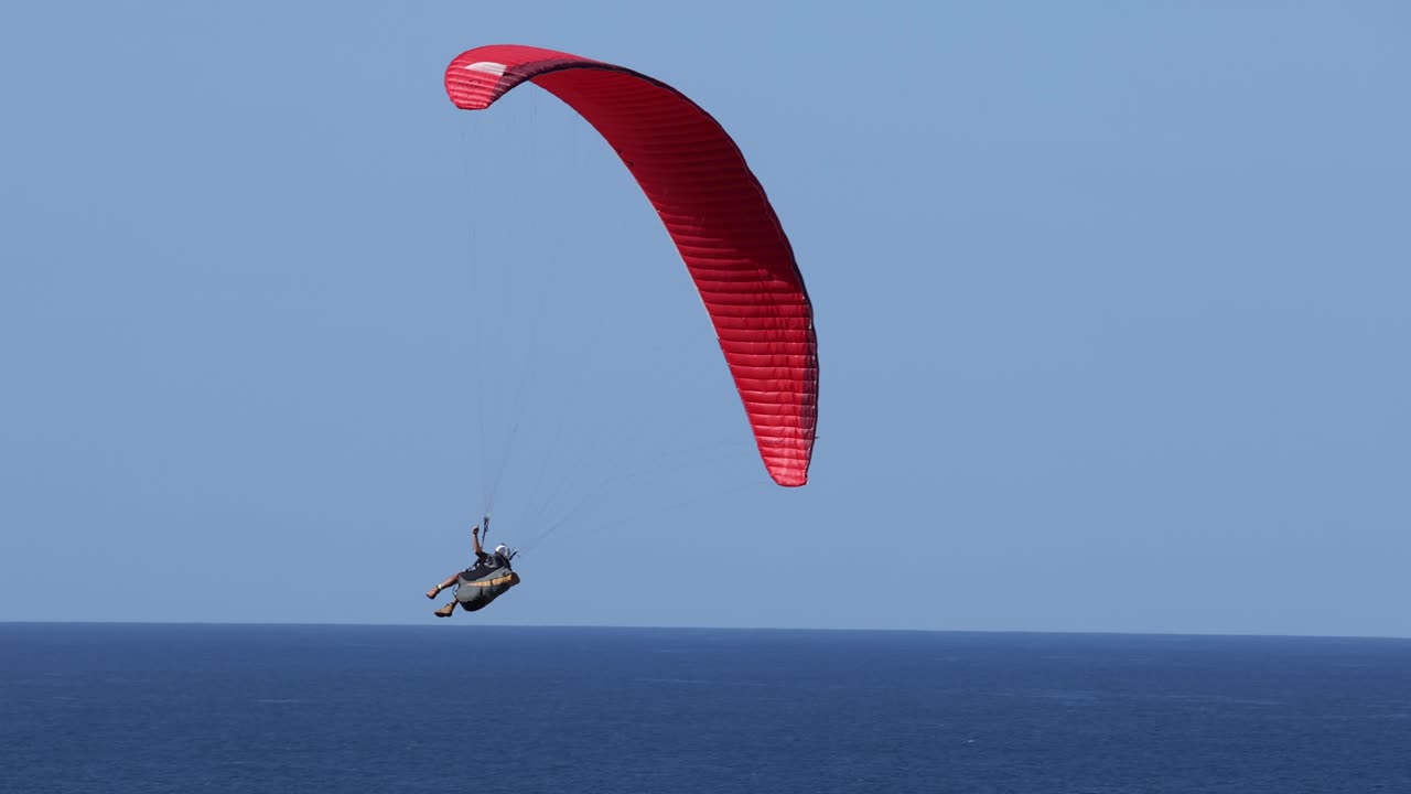 Paraglider svever over havet i Nambucca Heads
