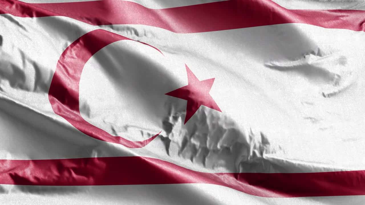 la bandera textil de la república turca de chipre del norte ondeando en el bucle del viento. la bandera de la república turca de chipru del norte balanceándose en la brisa. tejido textil de tela. fondo de relleno completo. bucle de 10 segundos.