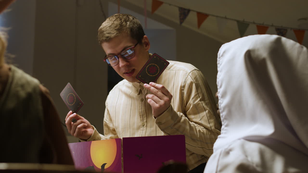 друзья играют в ролевые игры.