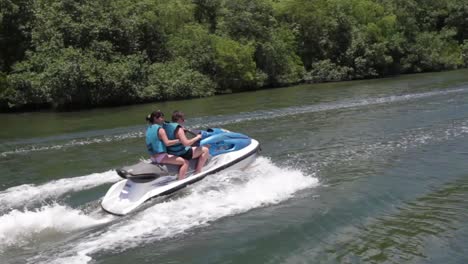 Paar-Auf-Jetski.-Wasserscooter