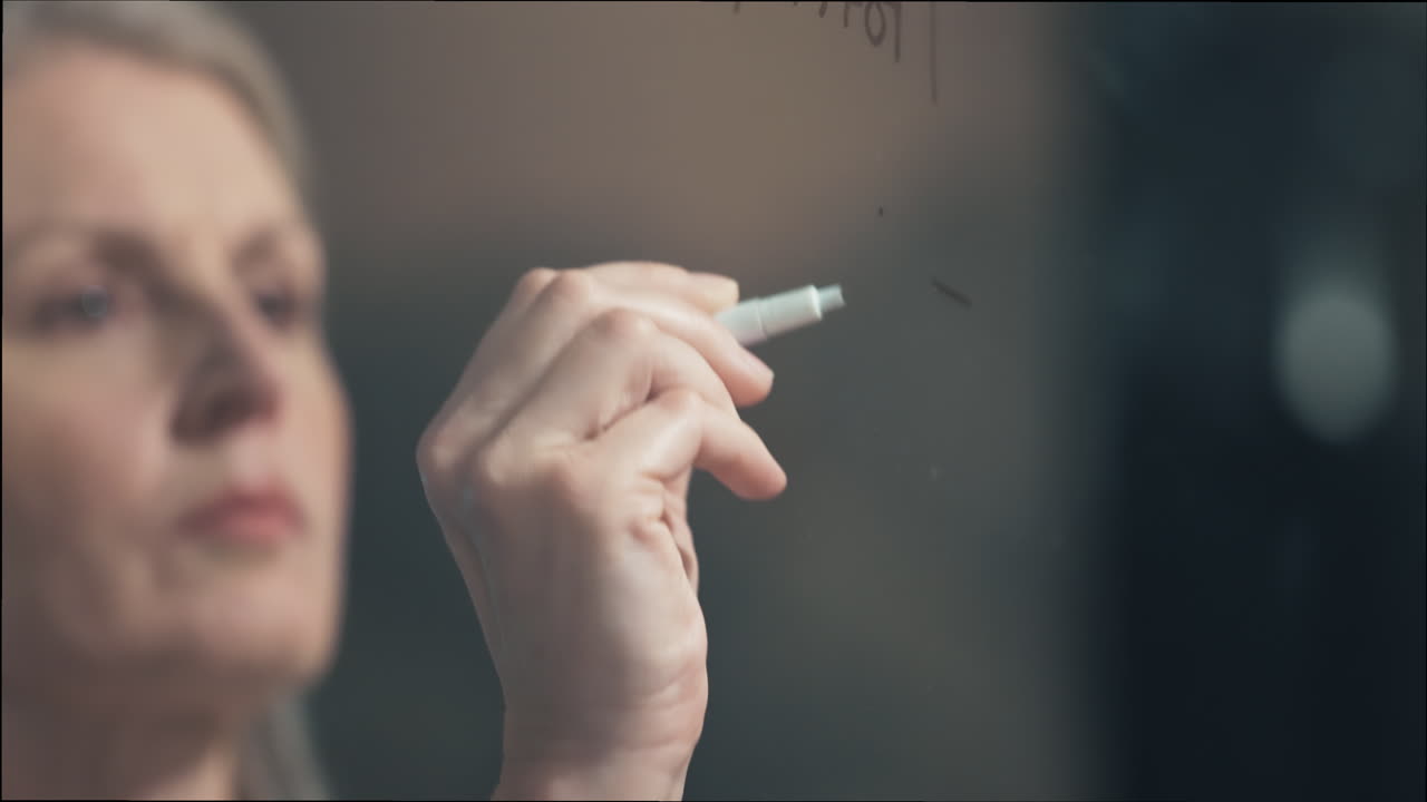 계획, 유리 벽과 비즈니스 여성 글쓰기