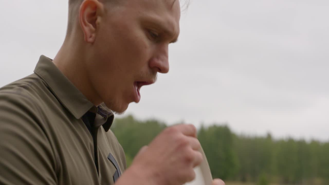 퍼팅까지 워밍업하는 디스크 골퍼 - 손으로 돌리 클로즈업 샷