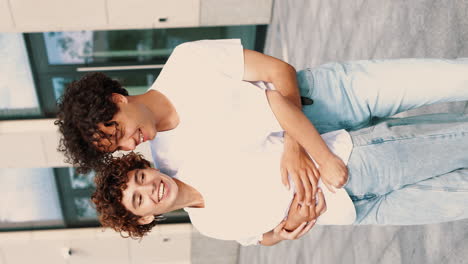 pareja feliz abrazándose al aire libre