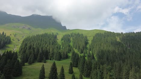 Las-Casas-De-Montaña-En-Fiumenero-Son-El-Destino-Perfecto-Para-El-Invierno,-Es-En-él