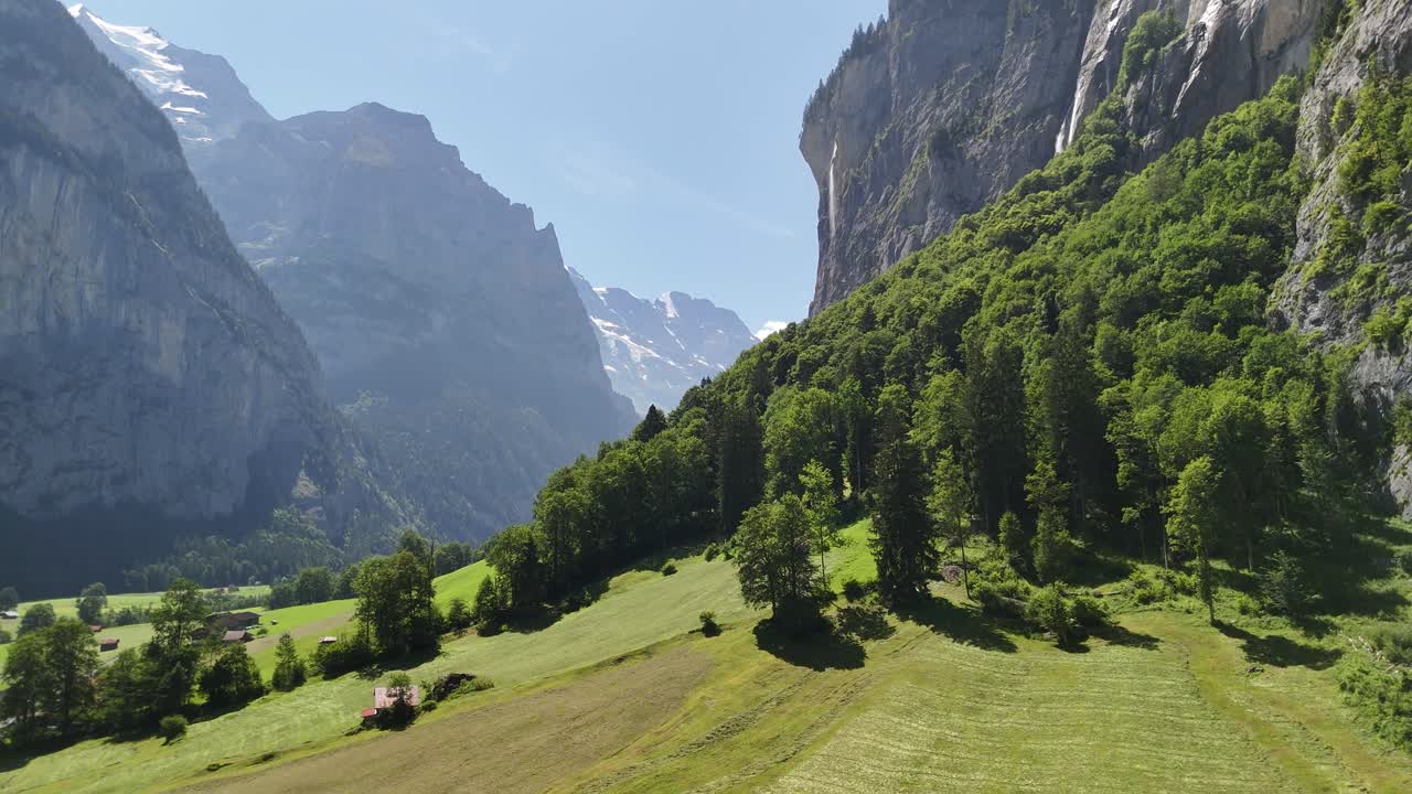destino de viaje de caminata por la naturaleza, montañas suizas, valle, bosque, suiza