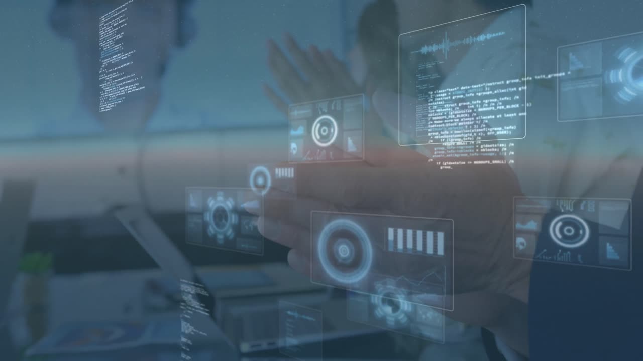 animación de pantallas digitales con datos que se mueven sobre las manos de los hombres de negocios aplaudiendo