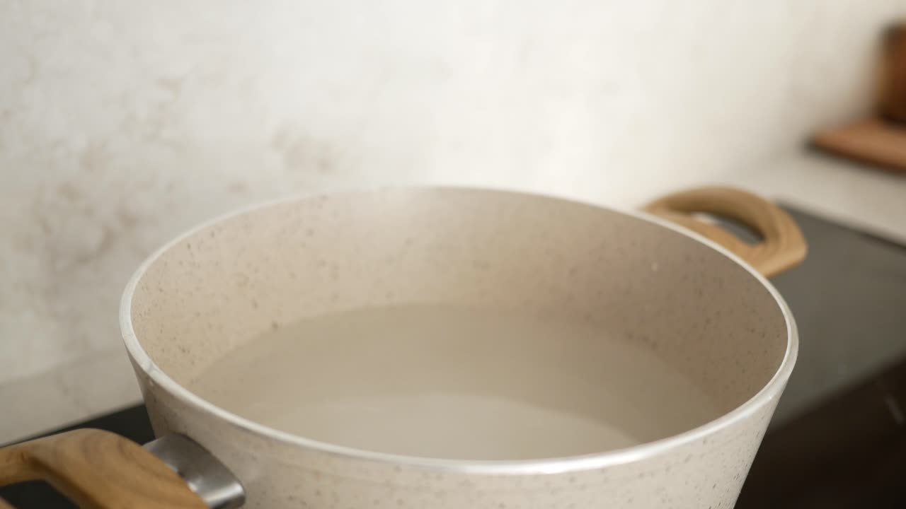 añadir sal al agua hirviendo en una olla