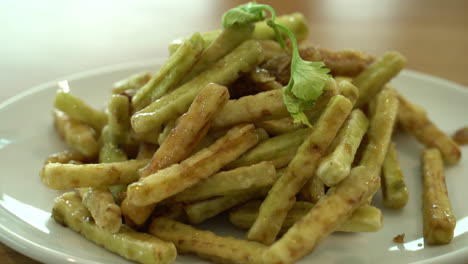 Auberginen-Pommes-Frites-Mit-Sauce