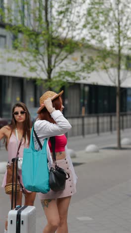 friends enjoying a city trip